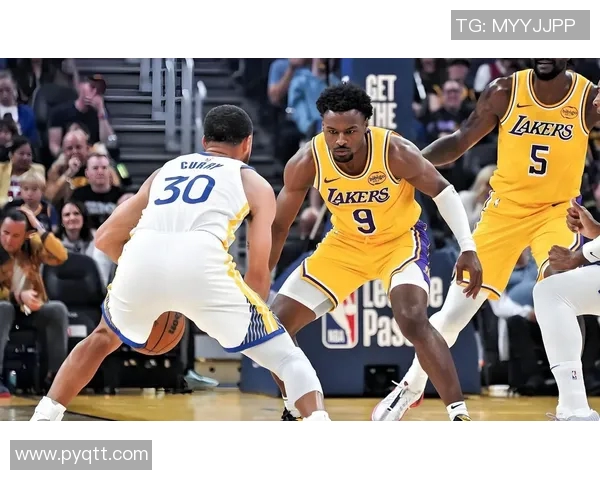 总决赛首场比赛湖人逆转夺冠，勇士开门红